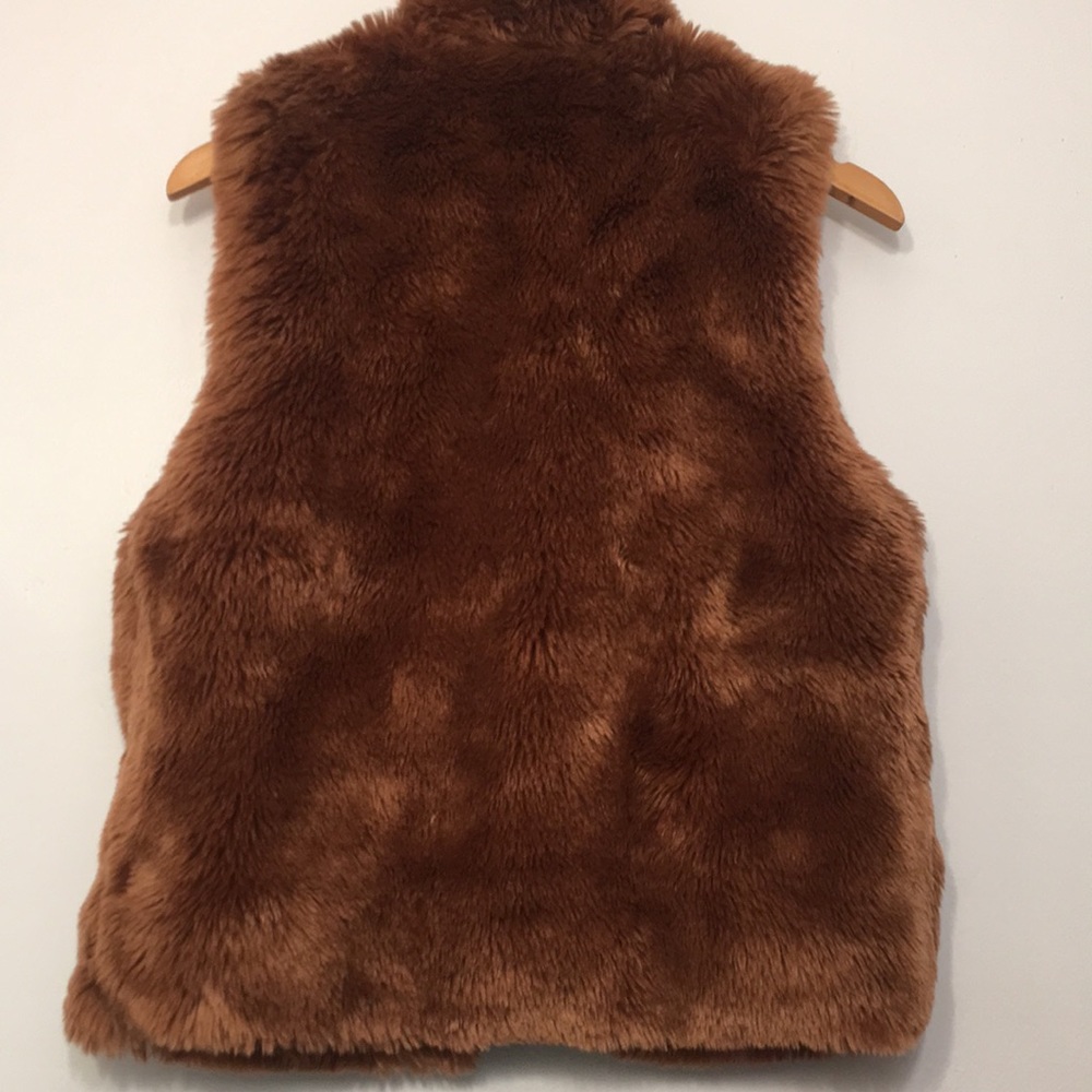 Woman’s Vegan Fur Vest - Picture 4 of 8